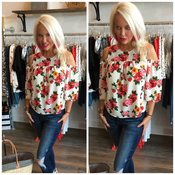 LAST 2! 🌹 Beautiful Roses Print Top! - Picture 3 of 4